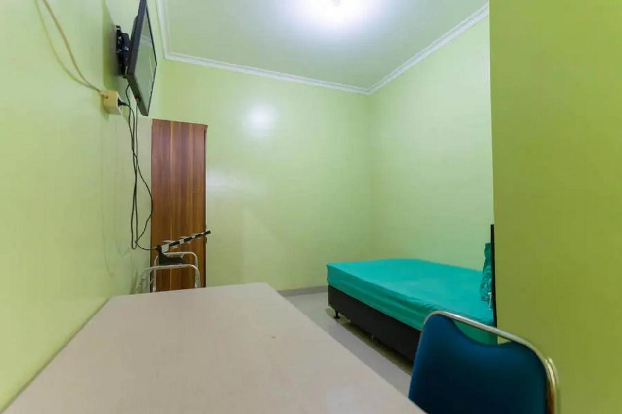 فندق Kostawira Syariah Bintaro Mitra Reddoorz Mencil المظهر الخارجي الصورة
