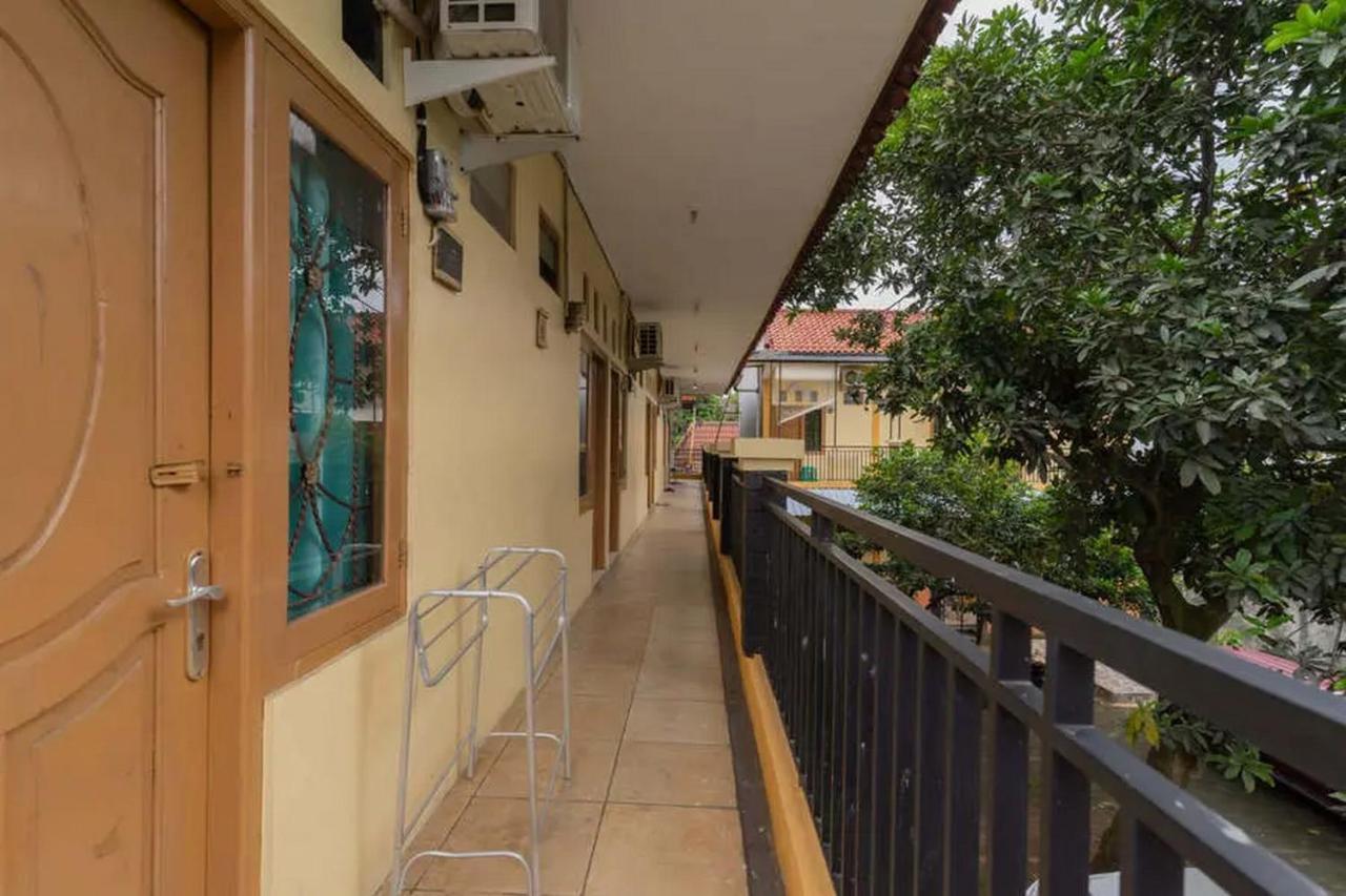 فندق Kostawira Syariah Bintaro Mitra Reddoorz Mencil المظهر الخارجي الصورة