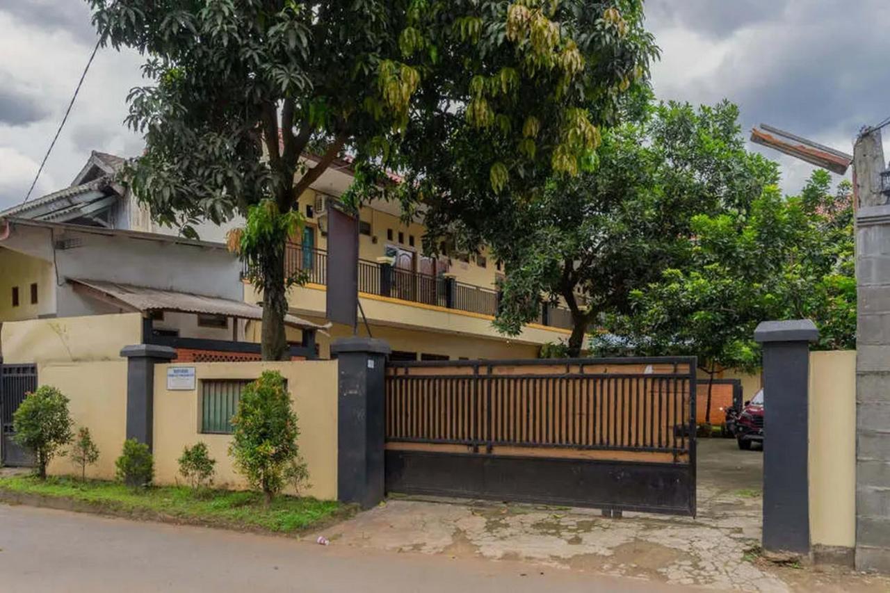 فندق Kostawira Syariah Bintaro Mitra Reddoorz Mencil المظهر الخارجي الصورة