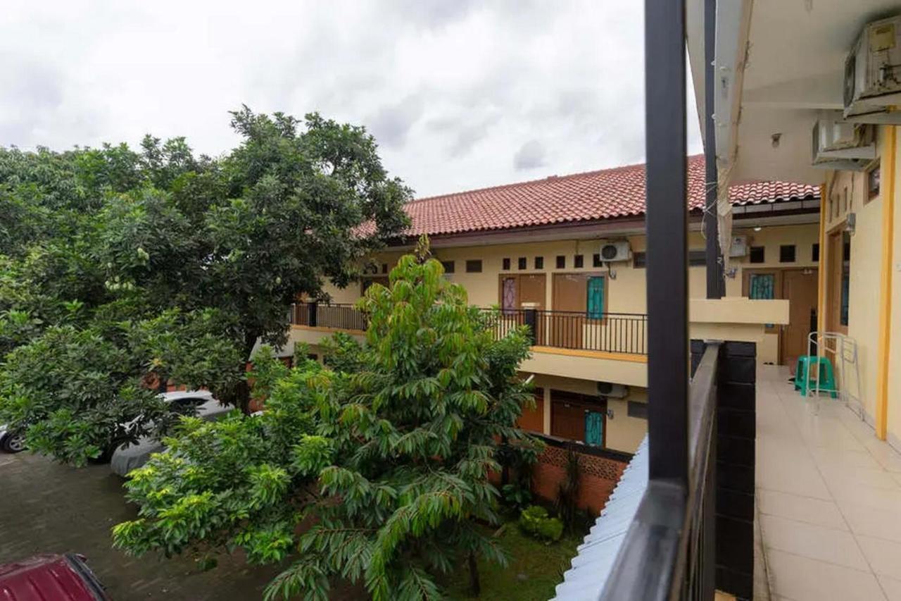 فندق Kostawira Syariah Bintaro Mitra Reddoorz Mencil المظهر الخارجي الصورة